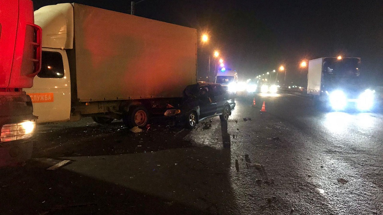 В Челябинске легковушка на скорости врезалась в грузовик: водитель погиб