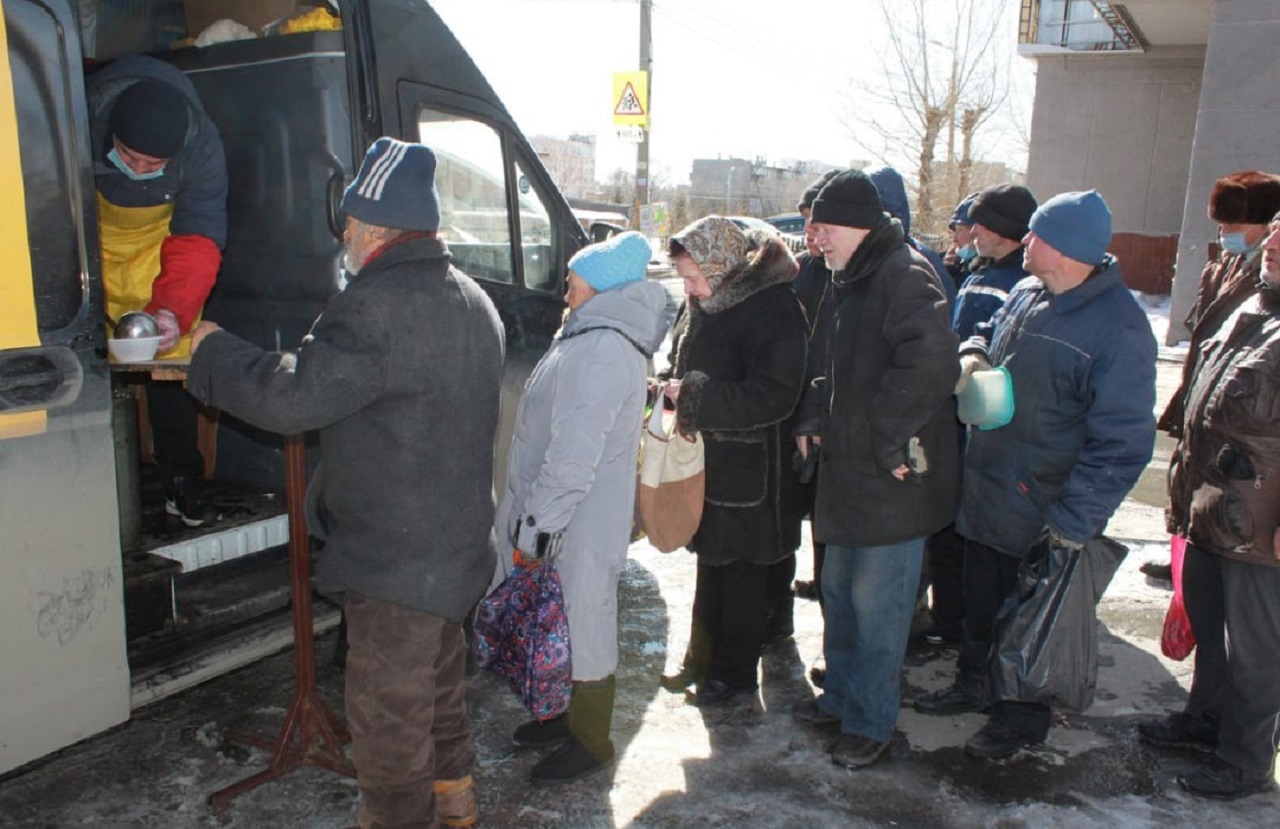 Еда, одежда, документы: как в Челябинске помогают бездомным 