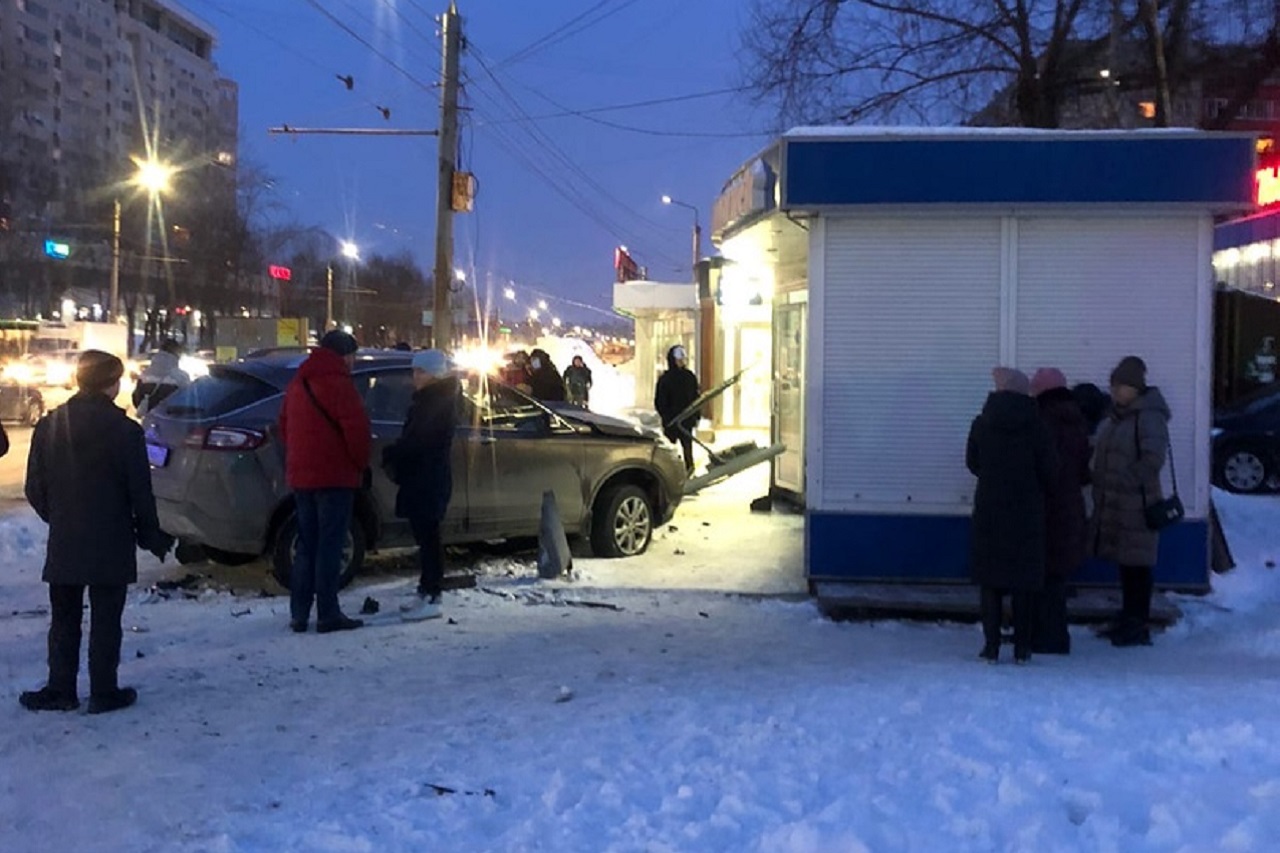Иномарка вылетела на остановку в Челябинске, есть пострадавшие Иномарка вылетела на остановку в Челябинске, есть пострадавшие