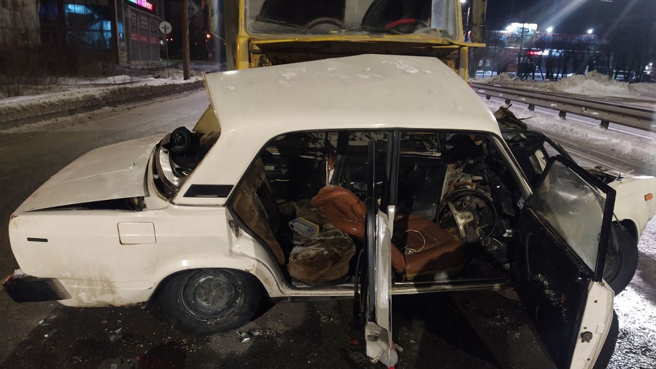 В Челябинске 18-летний водитель без прав погиб в ДТП с КАМАЗом