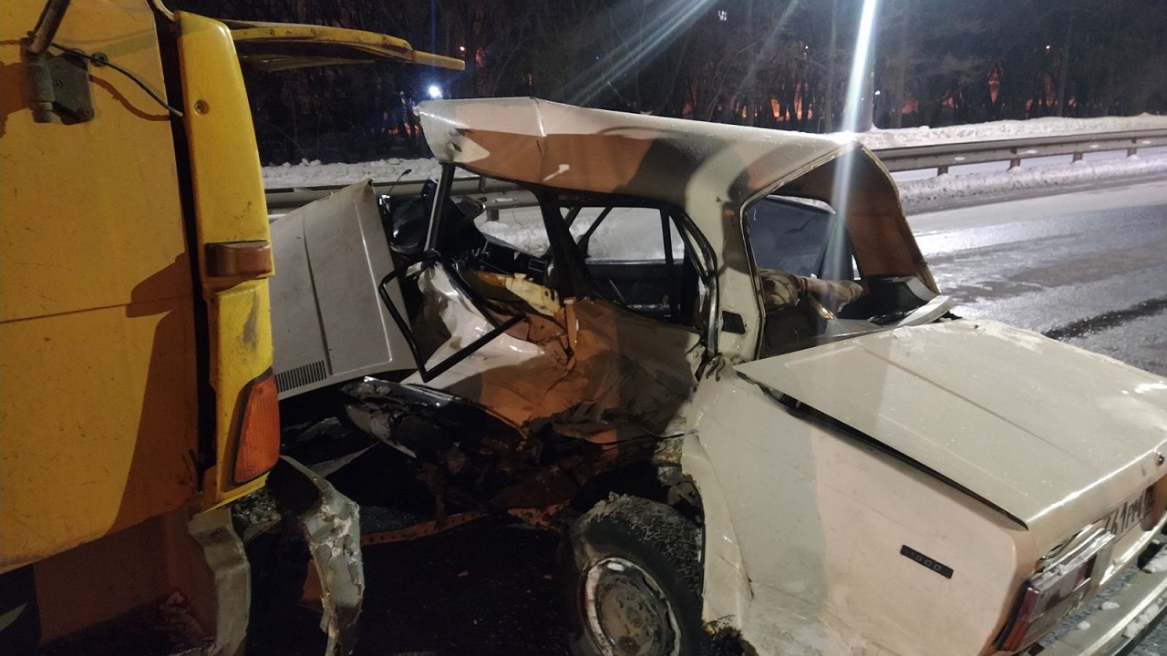 В Челябинске 18-летний водитель без прав погиб в ДТП с КАМАЗом