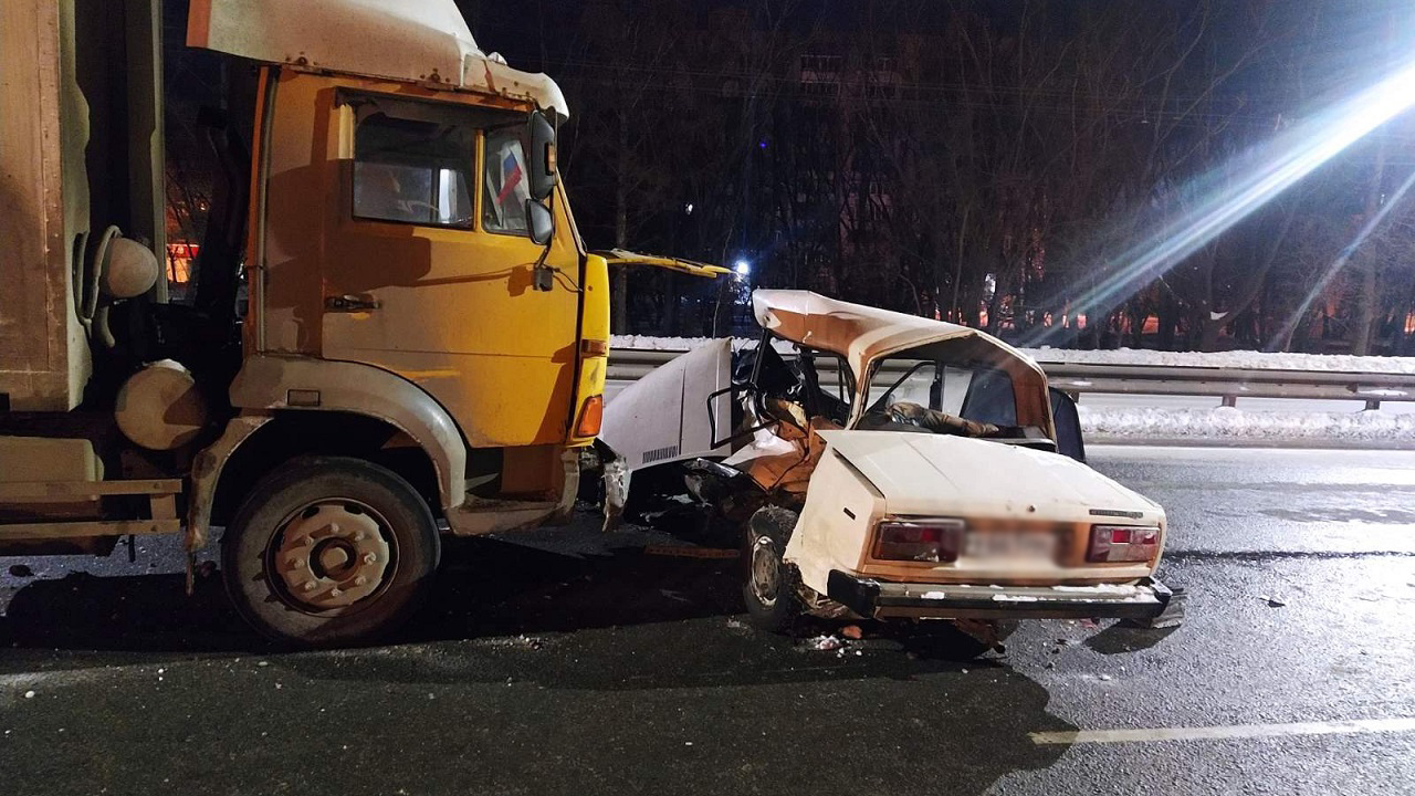В Челябинске 18-летний водитель без прав погиб в ДТП с КАМАЗом