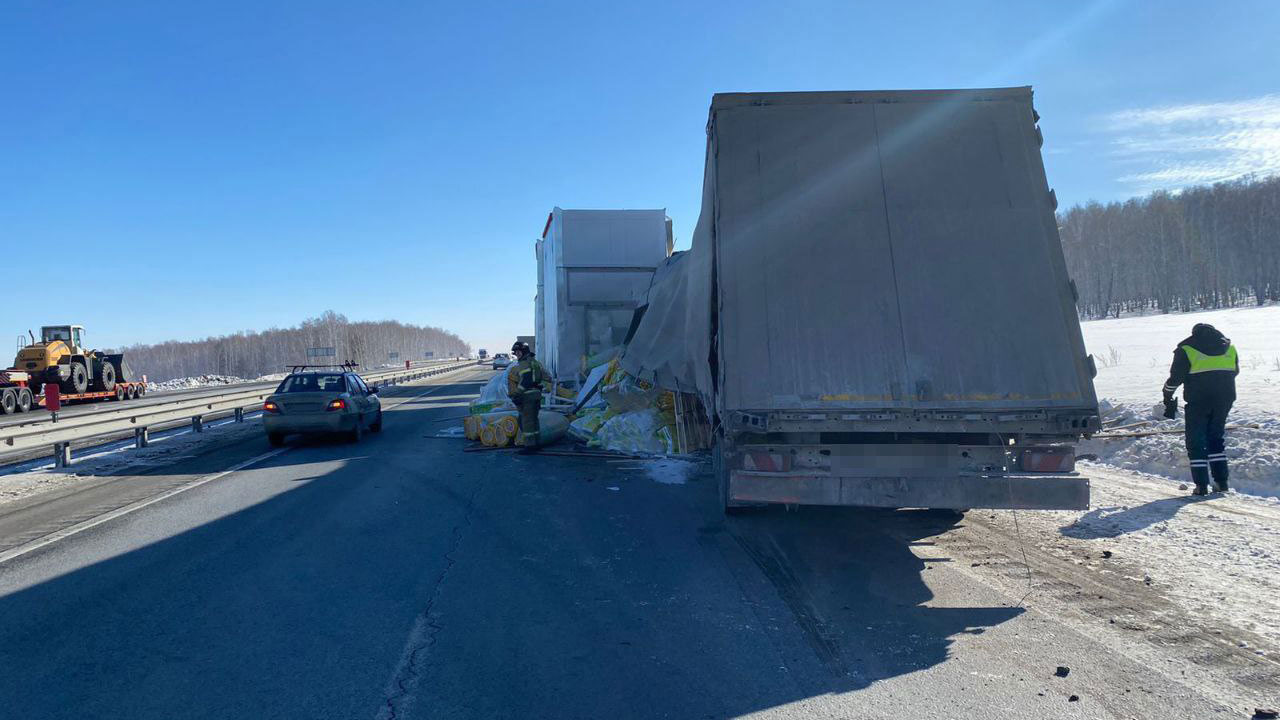 Три большегруза столкнулись на трассе М5 в Челябинской области, есть погибший
