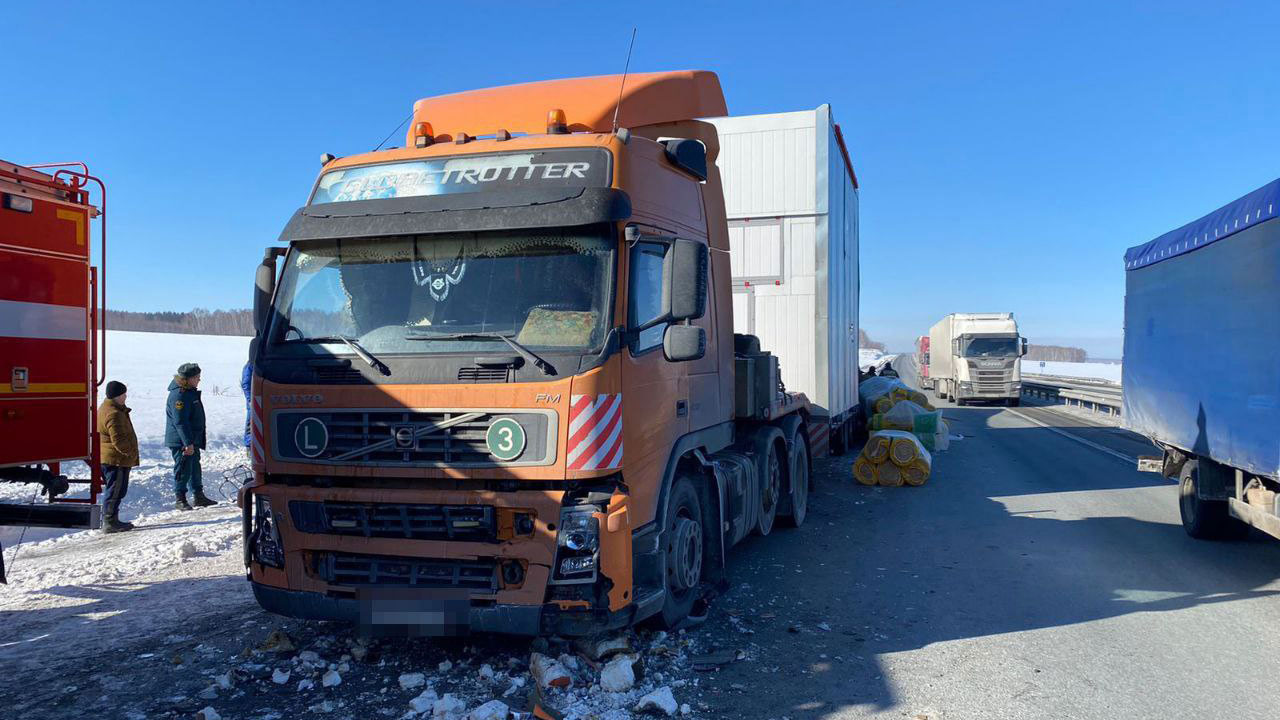 Три большегруза столкнулись на трассе М5 в Челябинской области, есть погибший