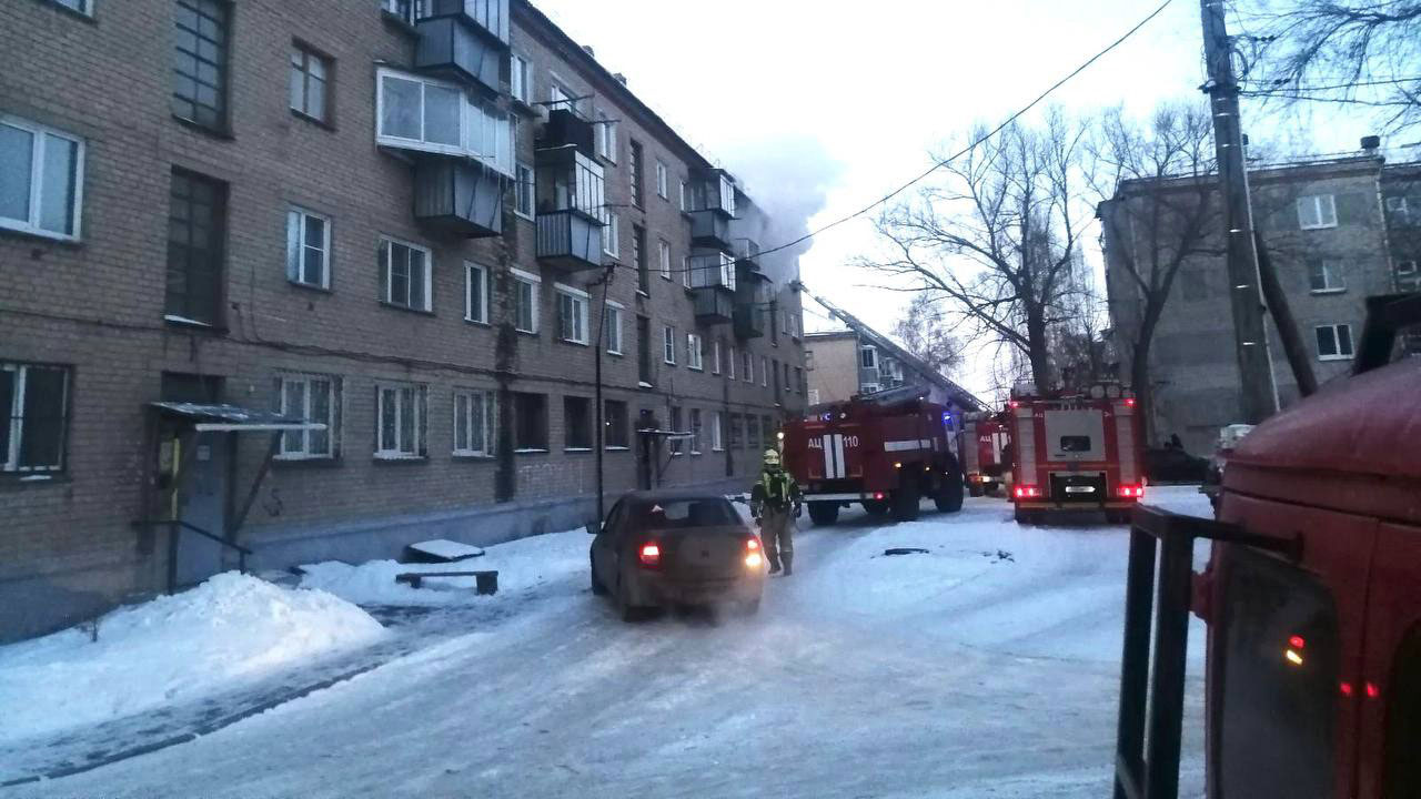 13 человек спасли во время пожара в жилом доме в Копейске