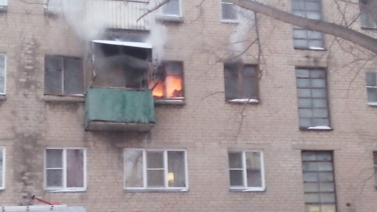13 человек спасли во время пожара в жилом доме в Копейске
