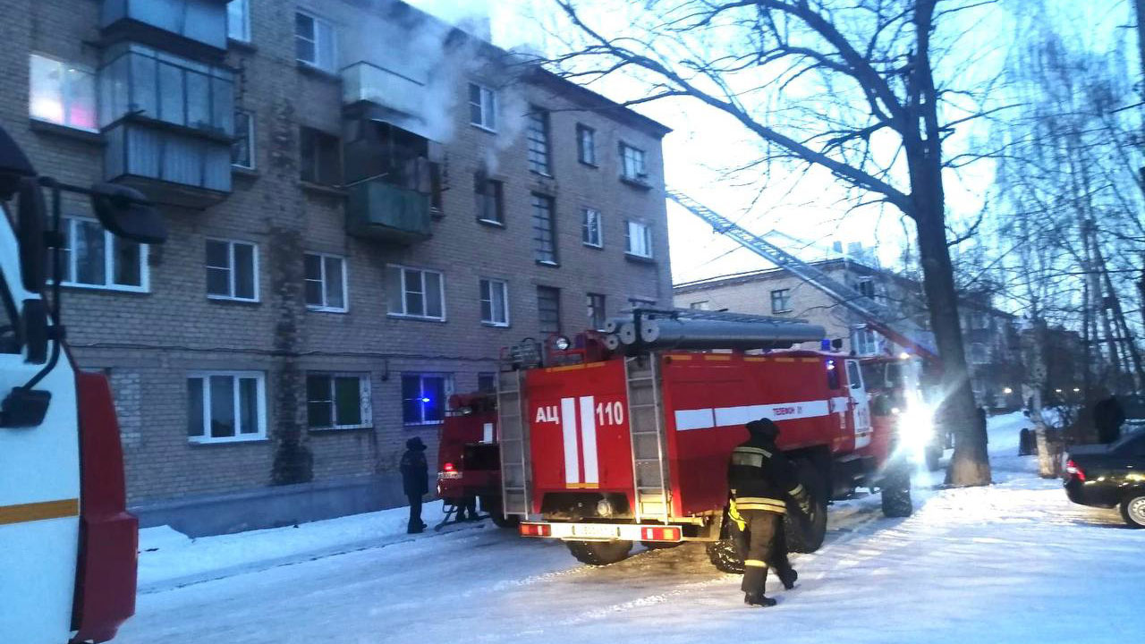 13 человек спасли во время пожара в жилом доме в Копейске