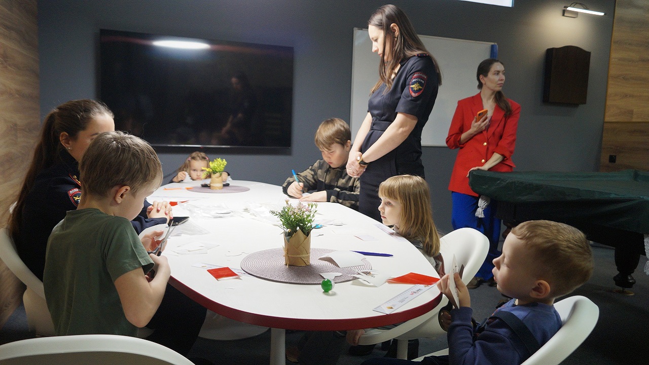 В Челябинске сотрудники ГИБДД провели мастер-класс в детской больнице