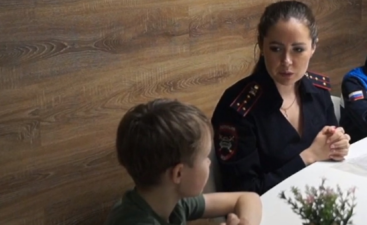 В Челябинске сотрудники ГИБДД провели мастер-класс в детской больнице