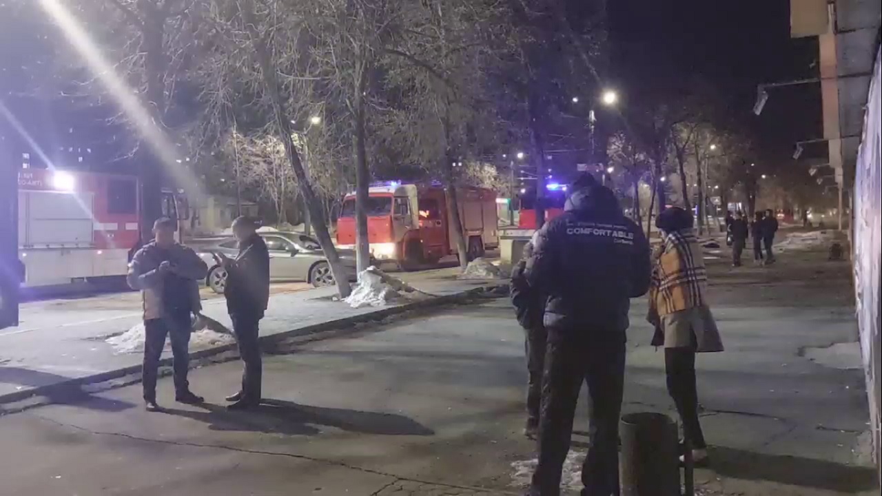 Посетители эвакуировались из ночного клуба в Челябинске из-за ЧП ВИДЕО Посетители эвакуировались из ночного клуба в Челябинске из-за ЧП ВИДЕО