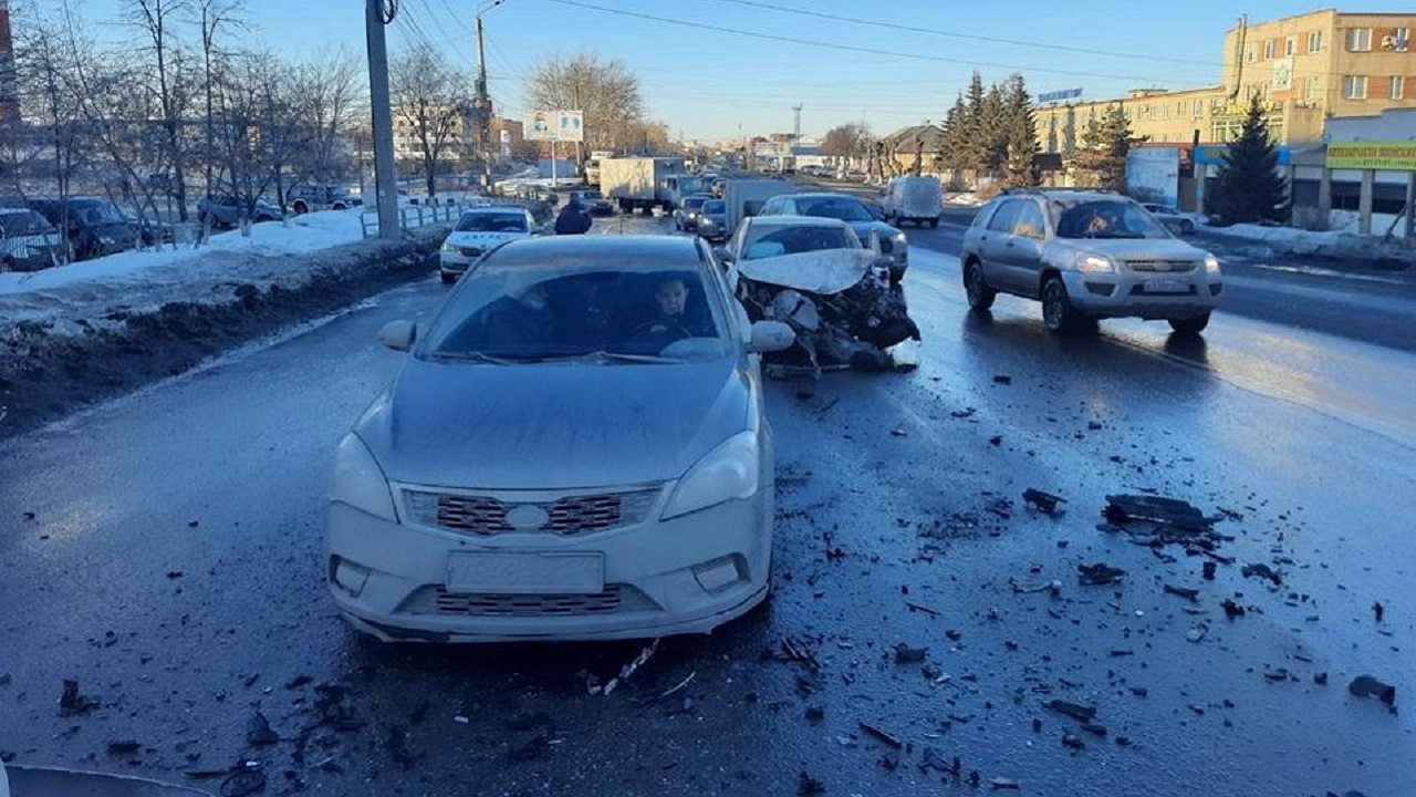 В ДТП в Челябинске попали 3 автомобиля, есть пострадавшие В ДТП в Челябинске попали 3 автомобиля, есть пострадавшие
