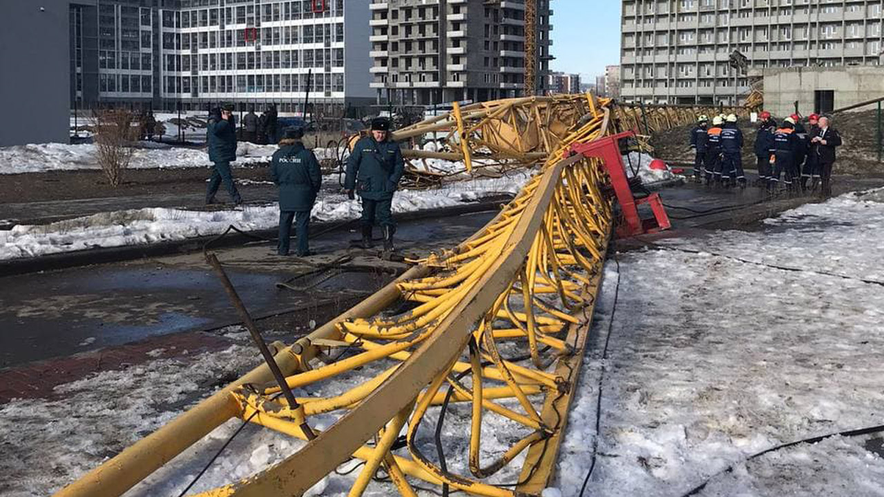 СК проводит проверку после смерти рабочего при падении крана в Челябинске