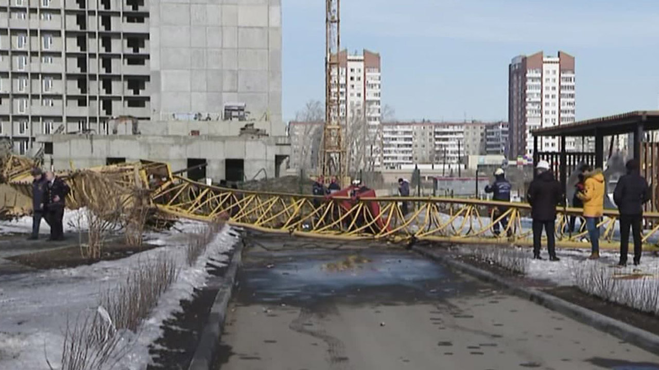 Строительный кран упал в центре Челябинска, есть погибший