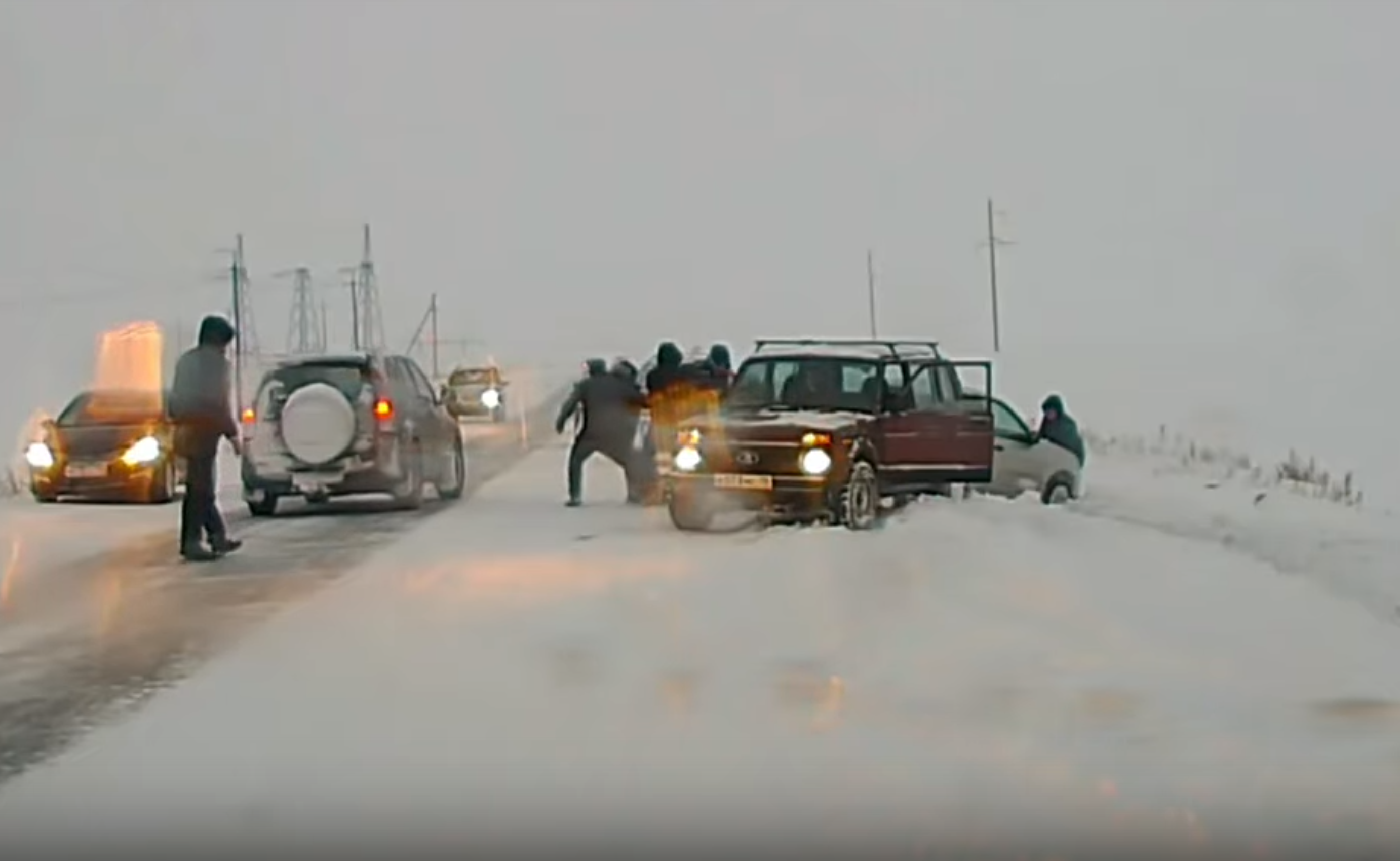 На Урале в сильную метель водители помогли вытащить легковушку, съехавшую в кювет