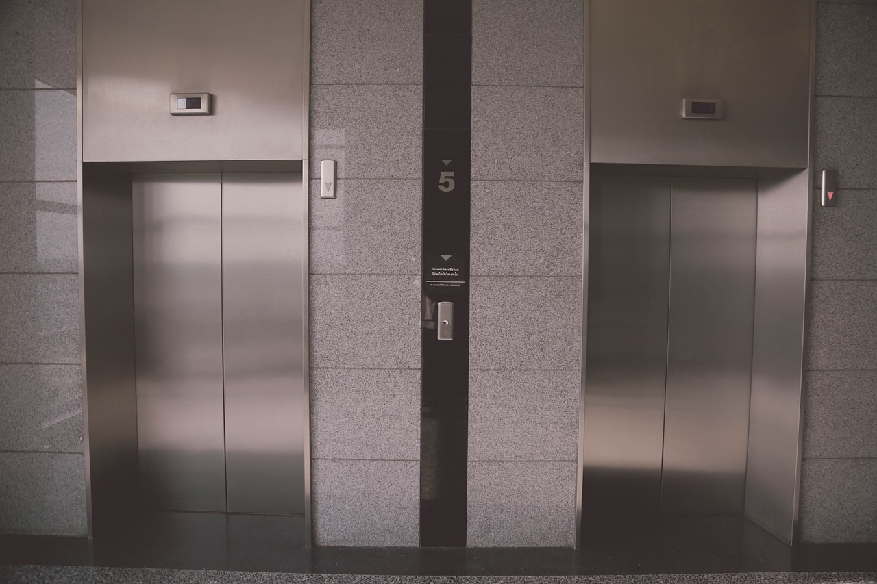 В Магнитогорске из подъезда многоэтажки украли лифт весом больше 4 тонн 