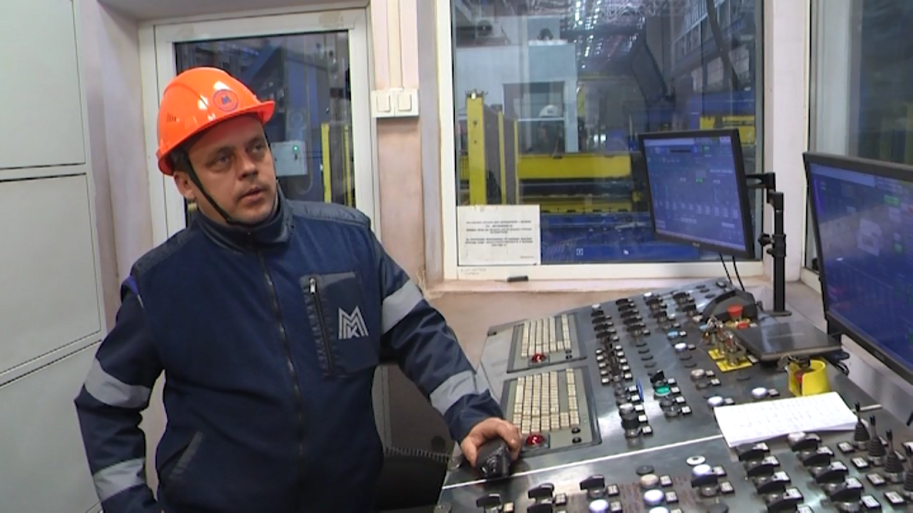 Шинкует металл как капусту: на ММК отметили лучшего сотрудника месяца