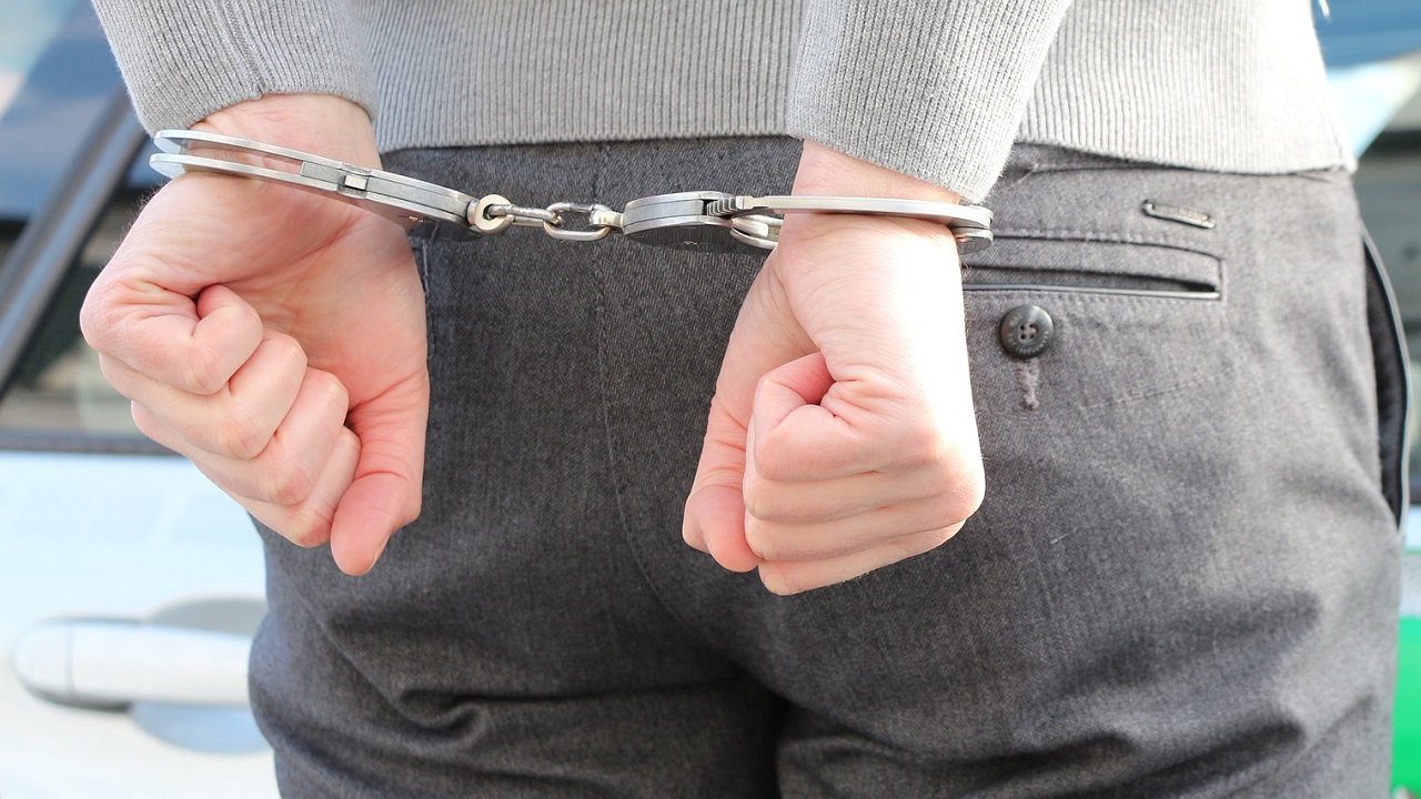 Мужчина с ножницами напал на продавца в Челябинской области