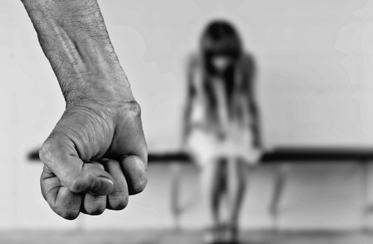 В Челябинской области вынесли приговор мужчине, который 8 лет насиловал приемных дочерей