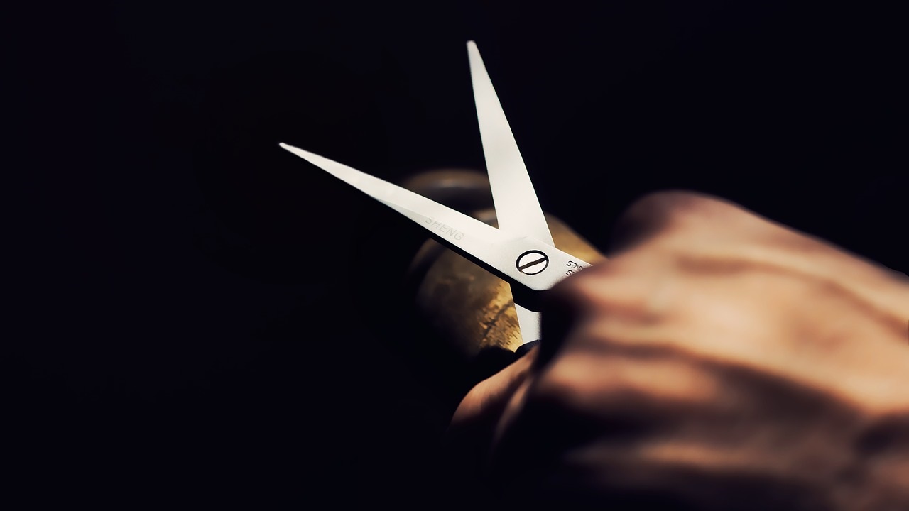 Мужчина с ножницами напал на продавца в Челябинской области