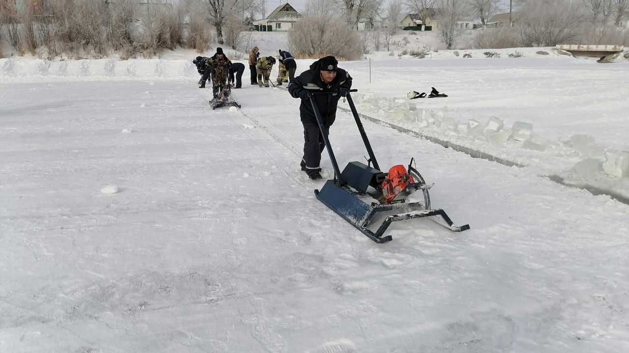 Пилят лед: спасатели в Челябинской области готовят водоемы к паводкам