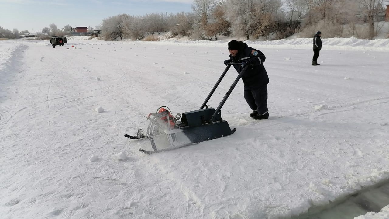 Пилят лед: спасатели в Челябинской области готовят водоемы к паводкам