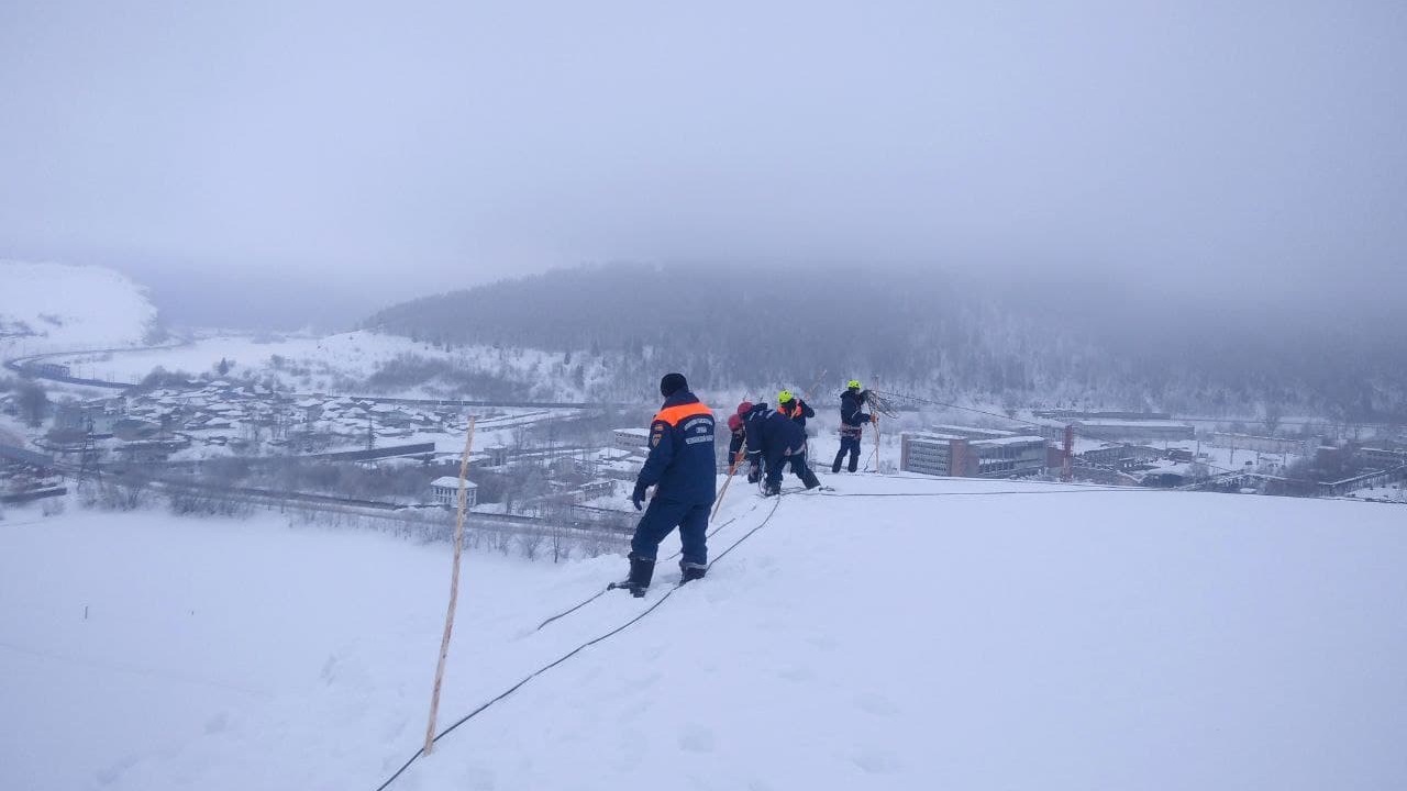 Дорога была под угрозой: в Челябинской области предотвратили сход снежной лавины
