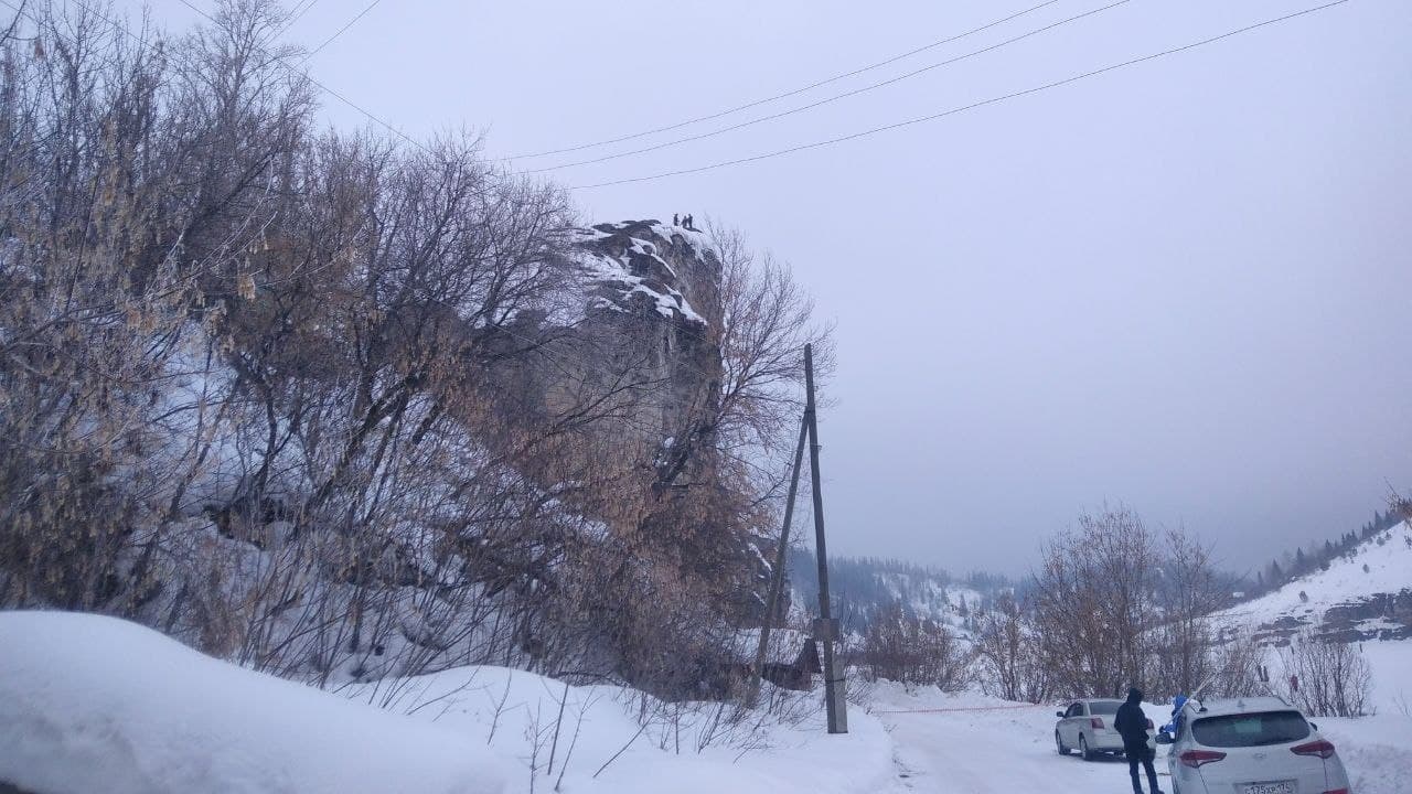Дорога была под угрозой: в Челябинской области предотвратили сход снежной лавины