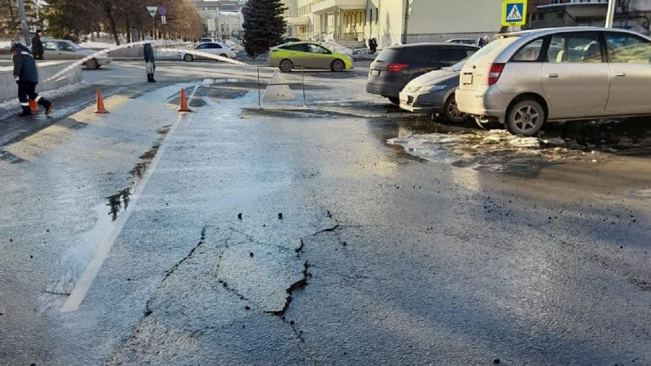 Провал образовался на дороге в центре Челябинска Провал образовался на дороге в центре Челябинска