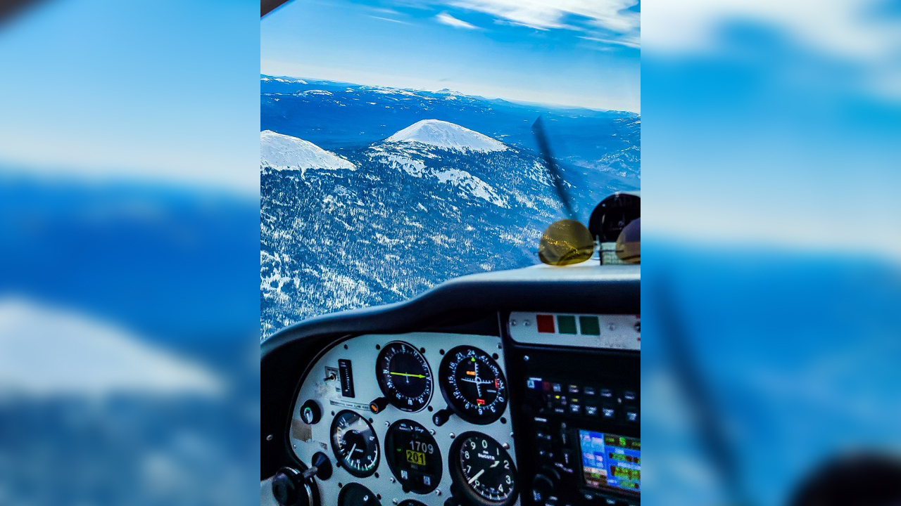 Завораживающие кадры вершин Уральских гор из кабины самолета показал турист из Челябинска
