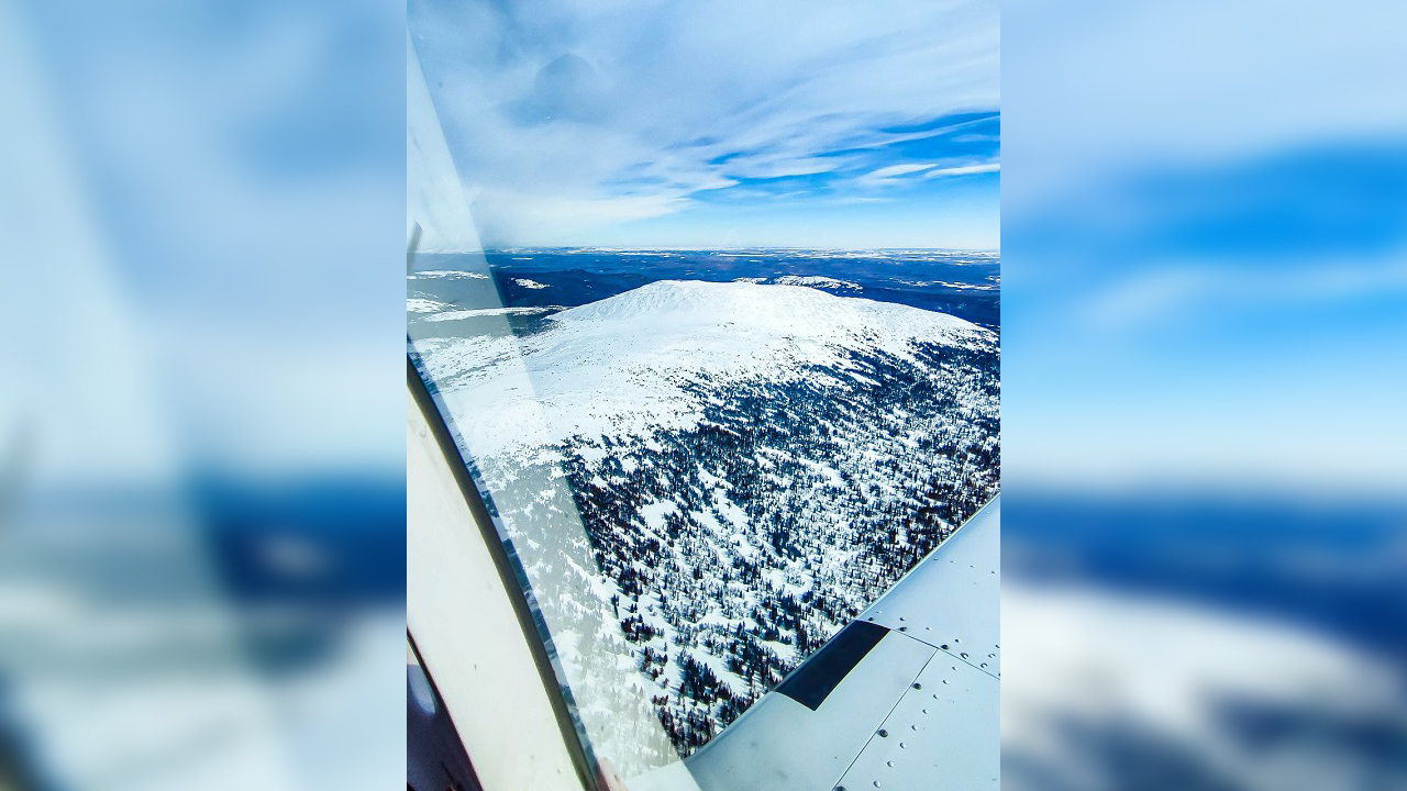 Завораживающие кадры вершин Уральских гор из кабины самолета показал турист из Челябинска