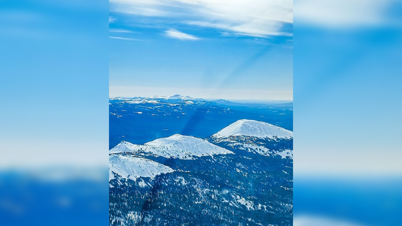 Завораживающие кадры вершин Уральских гор из кабины самолета показал турист из Челябинска