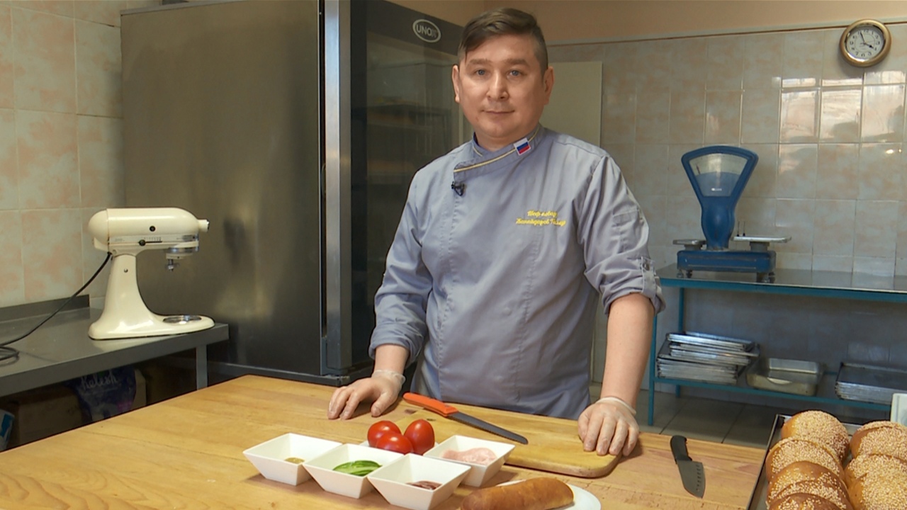 Повар готовит интернациональные блюда для студентов из Челябинска 