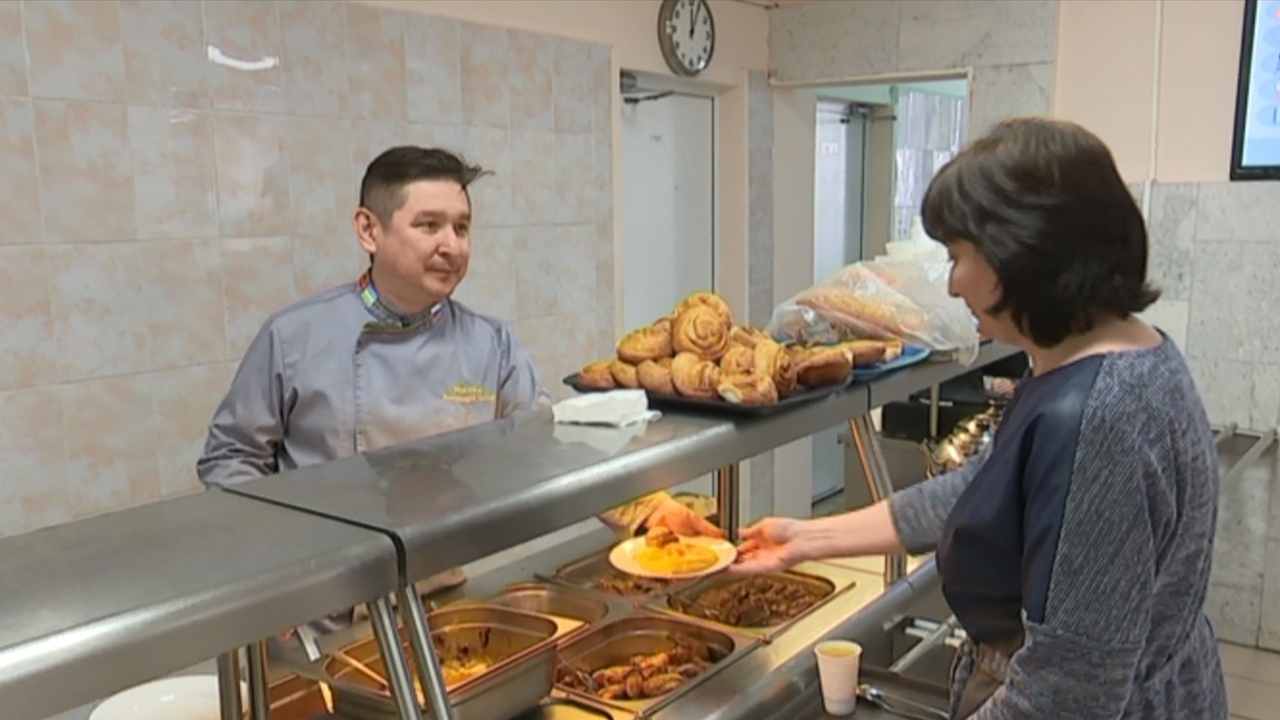 Повар готовит интернациональные блюда для студентов из Челябинска 