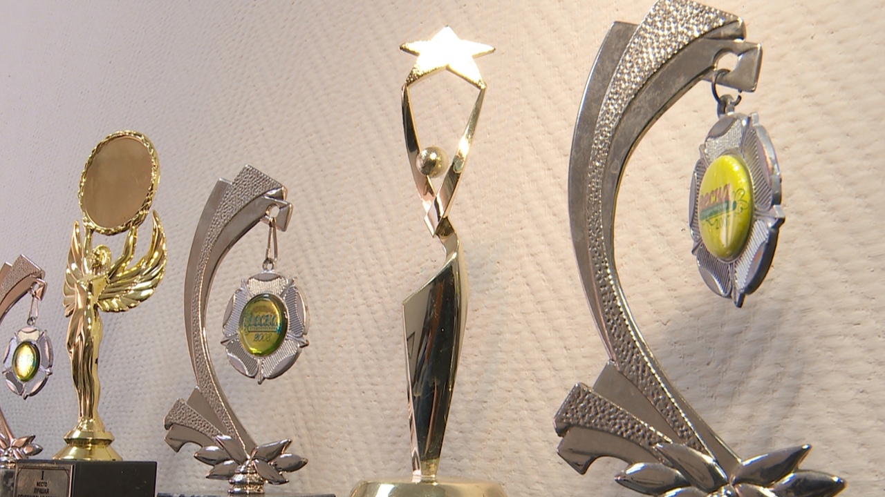 Повар готовит интернациональные блюда для студентов из Челябинска 