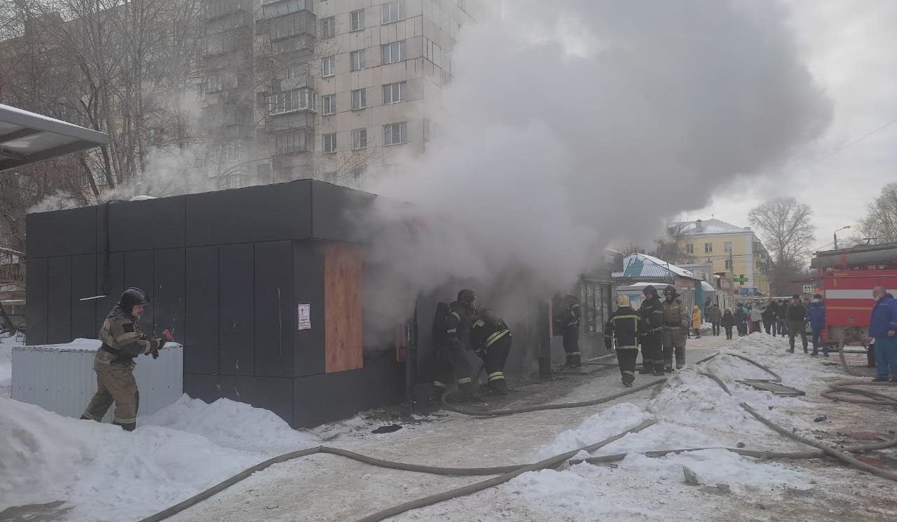 В Челябинске загорелись павильоны с конфетами и колбасой