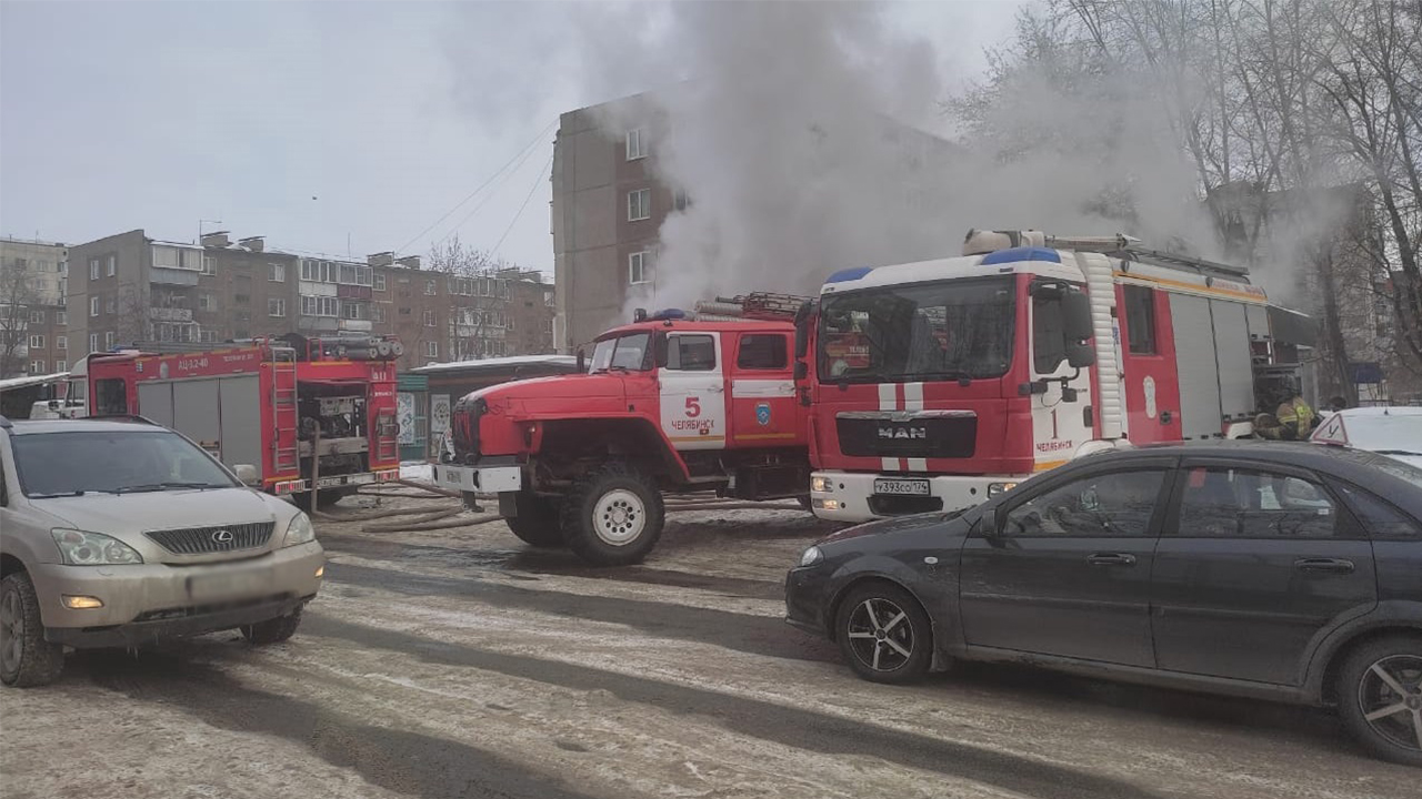 В Челябинске загорелись павильоны с конфетами и колбасой