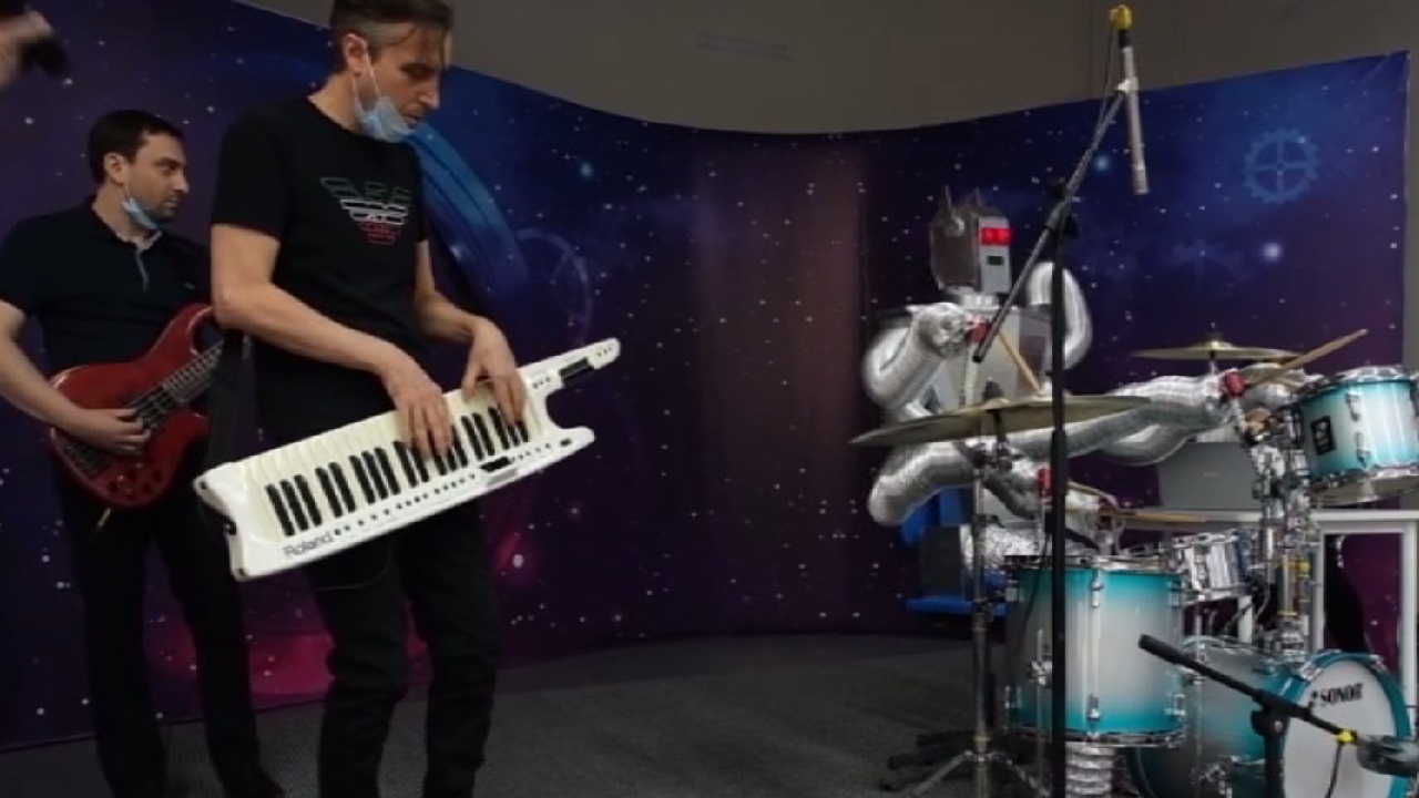 Играет множеством рук: робота-барабанщика сделали на Южном Урале