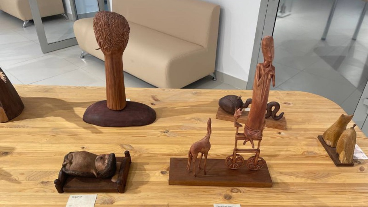 В Челябинске открылась выставка необычных скульптур из дерева