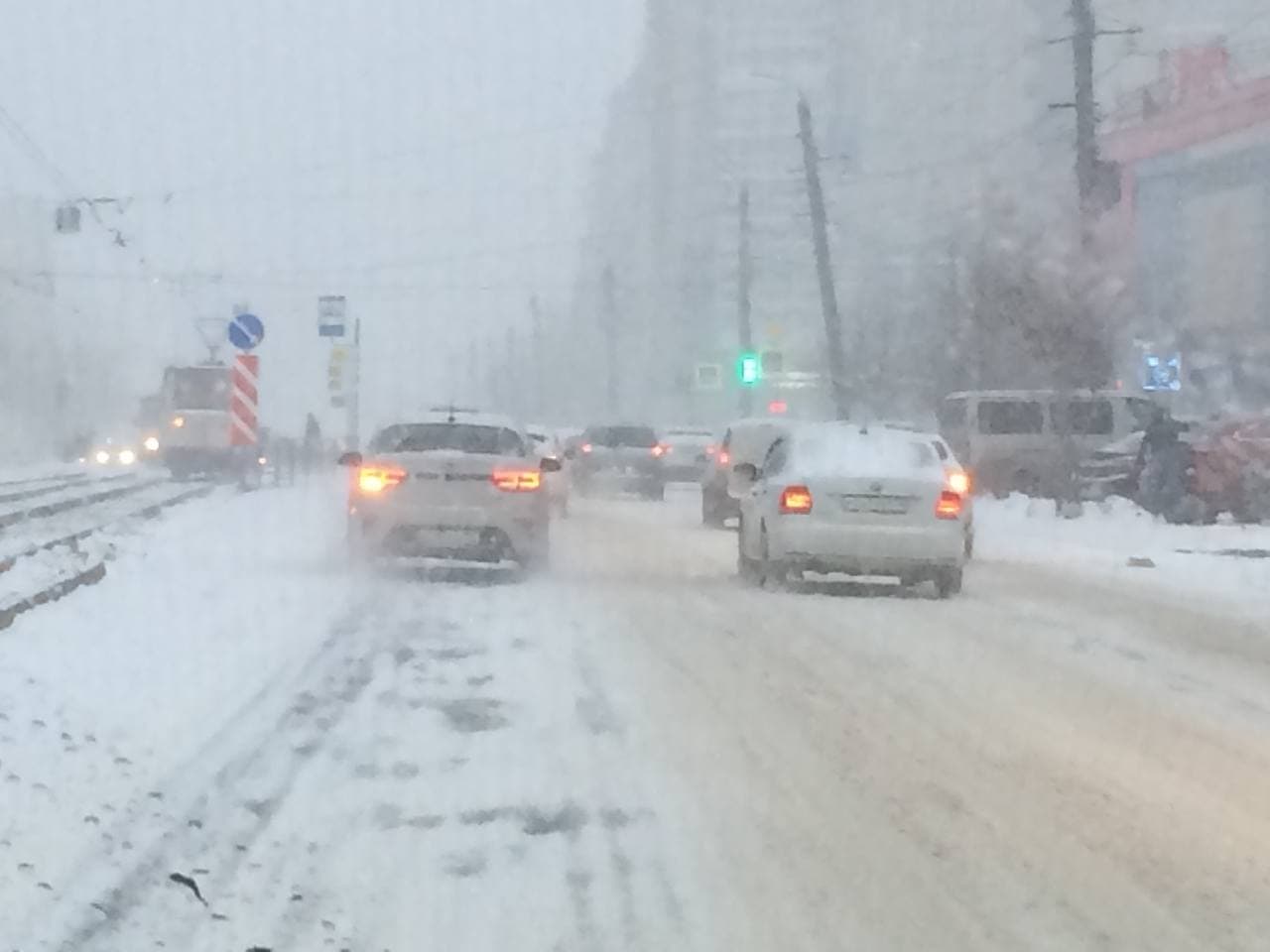 Мартовский снегопад в Челябинске: пробки 8 баллов и заторы на трассах за городом