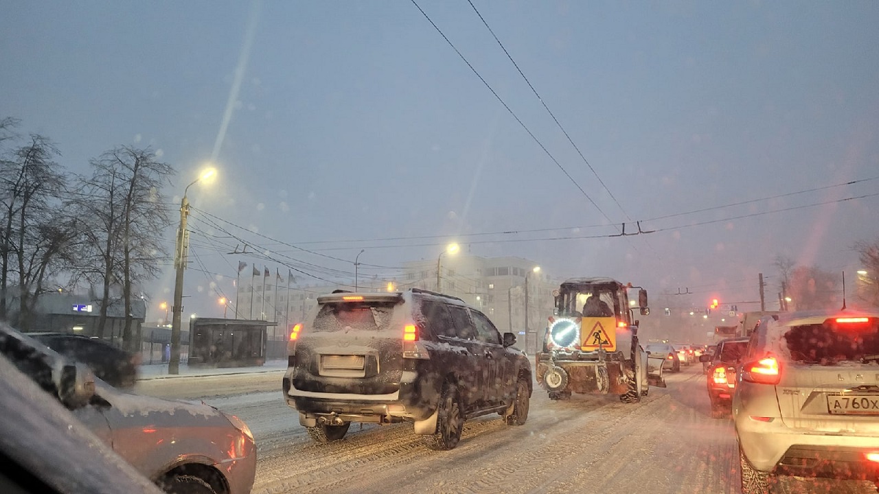 Мартовский снегопад в Челябинске: пробки 8 баллов и заторы на трассах за городом