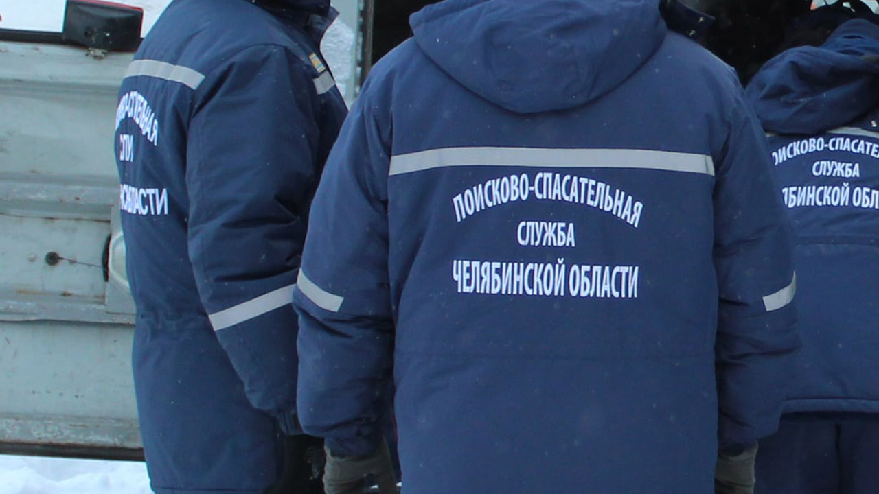 Спасатели сняли мужчину с козырька балкона на 10-м этаже в Челябинской области