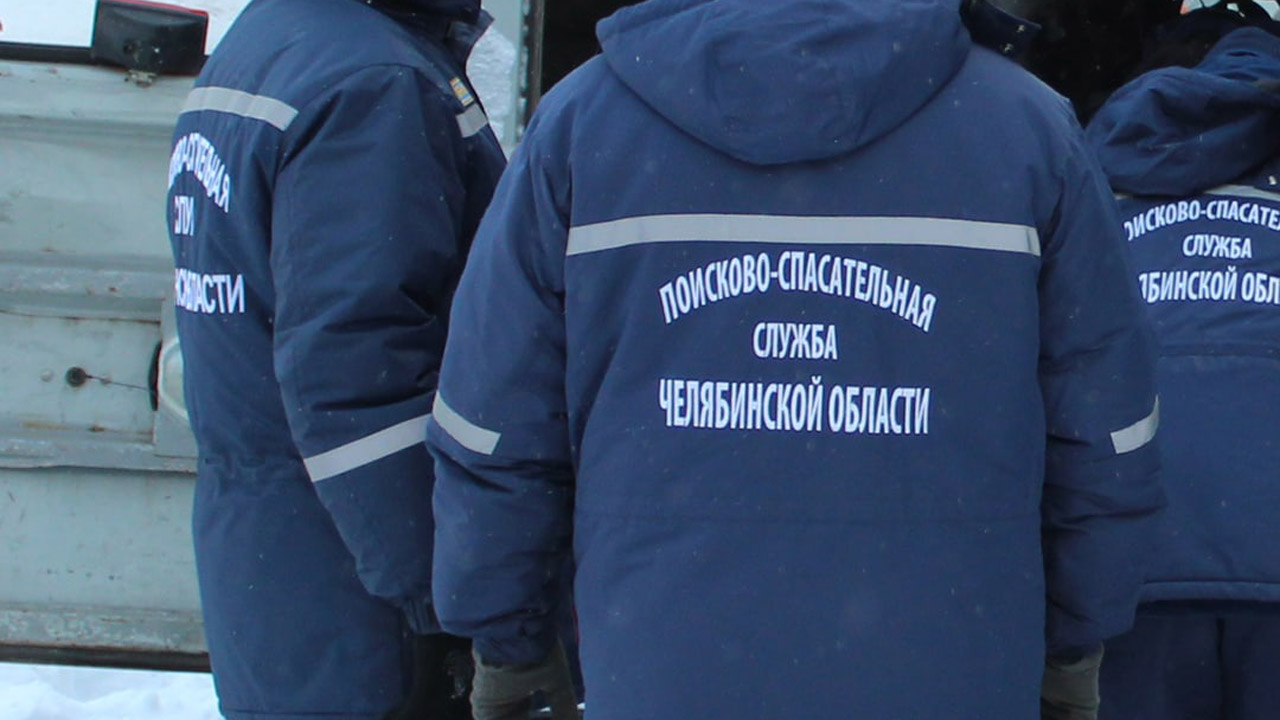 Спасатели сняли мужчину с козырька балкона на 10-м этаже в Челябинской области Спасатели сняли мужчину с козырька балкона на 10-м этаже в Челябинской области