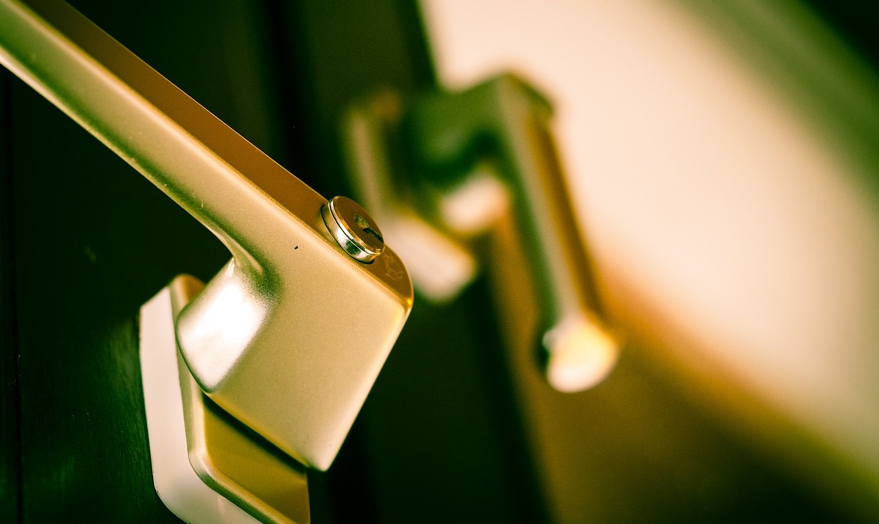 В Челябинской области мужчина выбросил знакомую из окна 6 этажа