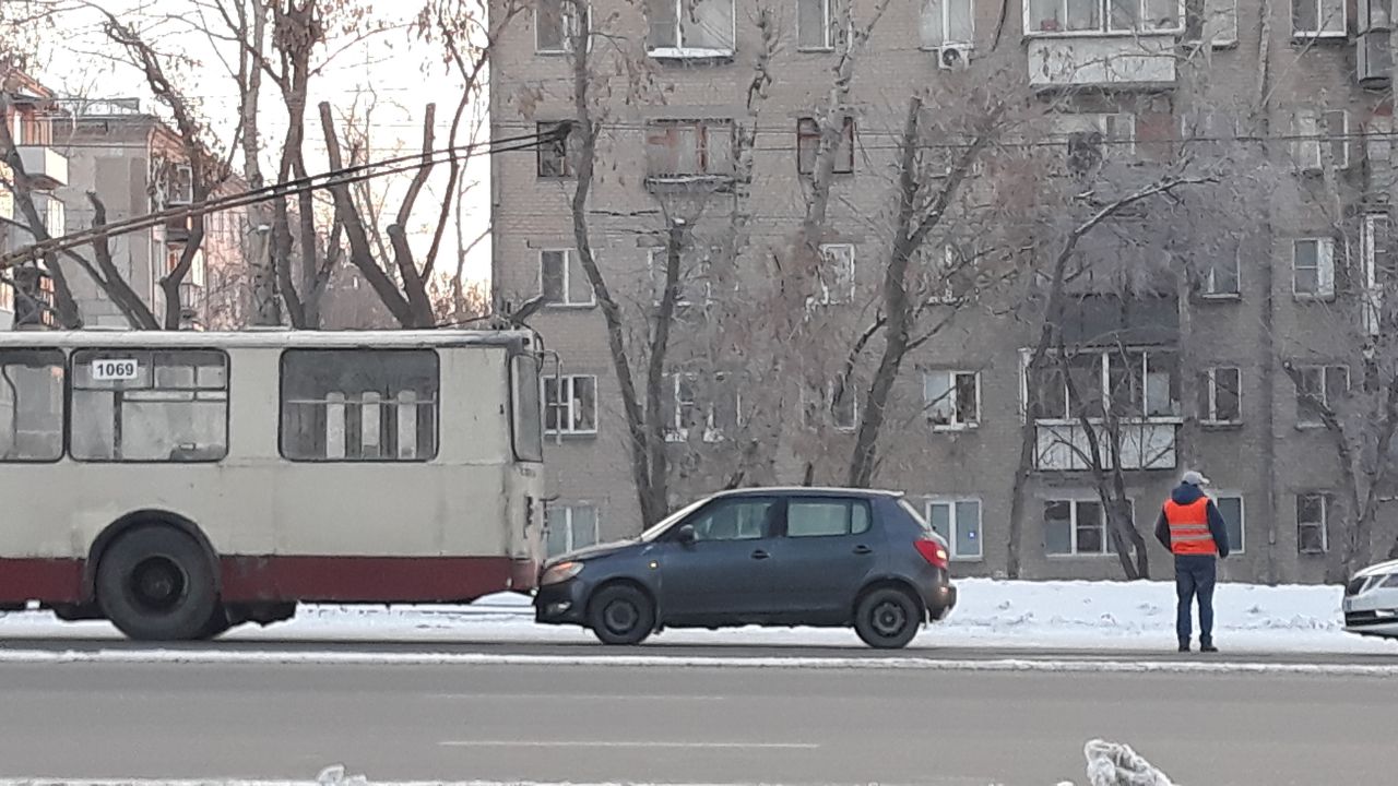 В Челябинске из-за ДТП парализовало движение троллейбусов