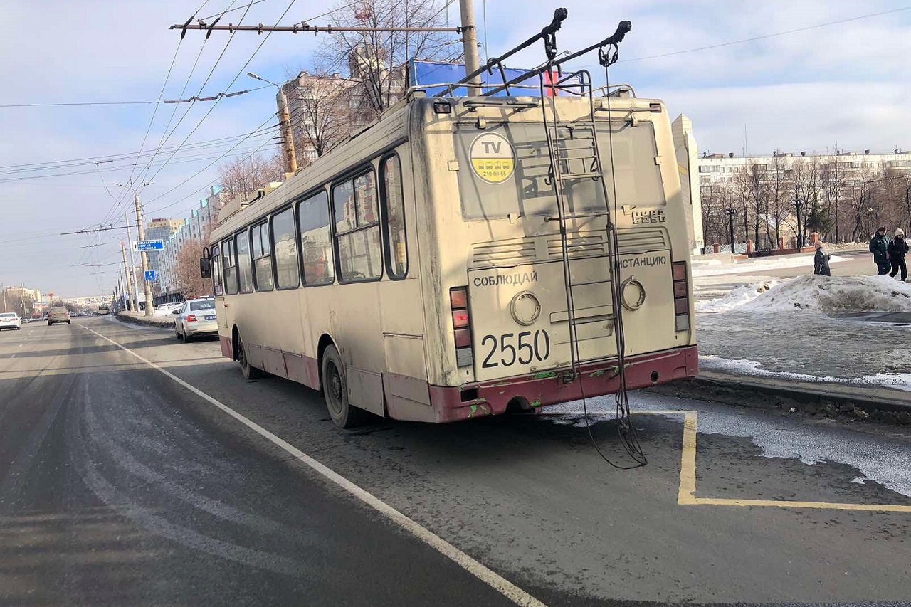 Троллейбус попал в ДТП в Челябинске, пострадала пассажирка Троллейбус попал в ДТП в Челябинске, пострадала пассажирка