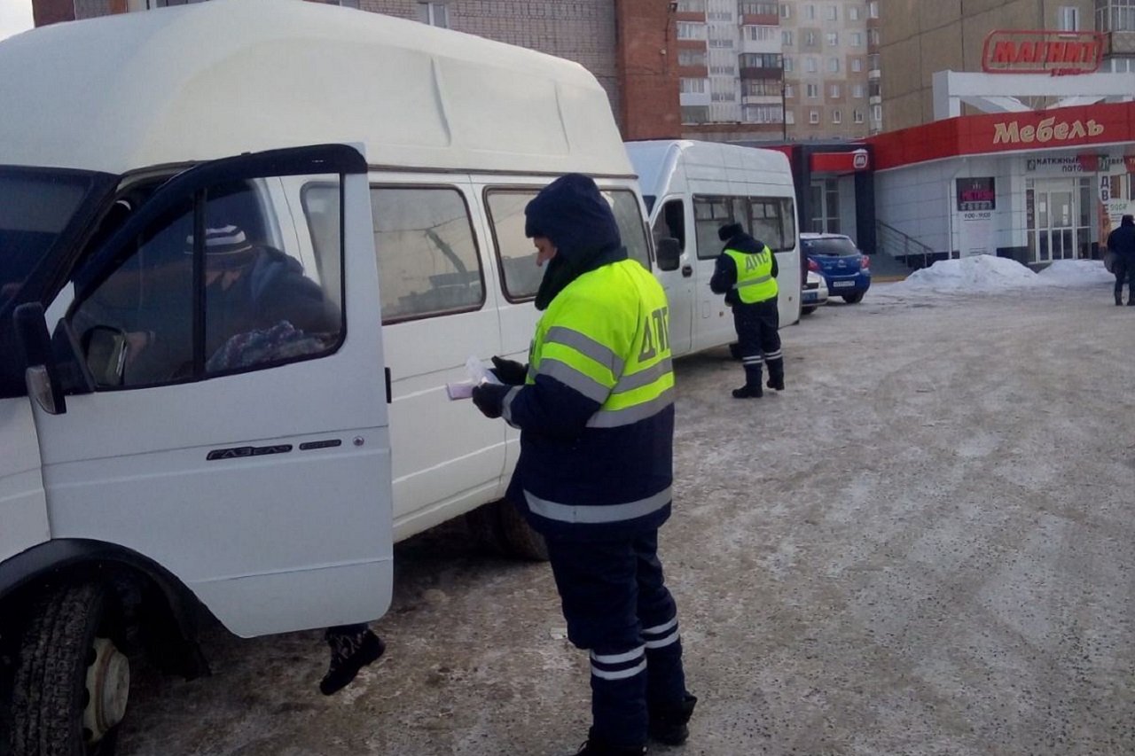 Полиция ищет мужчину, вытолкнувшего подростков из маршрутки в Челябинске