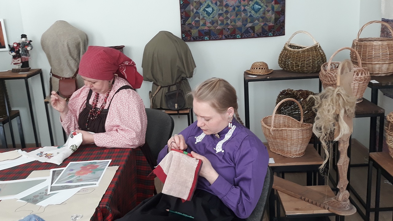 Как вышить чугунную решетку: рукодельницы перенесли на ткань каслинское литье Как вышить чугунную решетку: рукодельницы перенесли на ткань каслинское литье