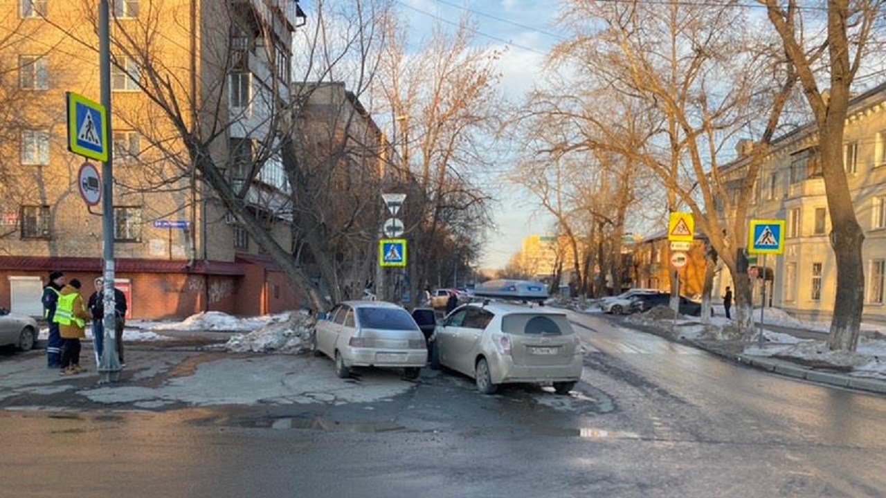 ВАЗ протаранил грузовик в Челябинске, есть раненый