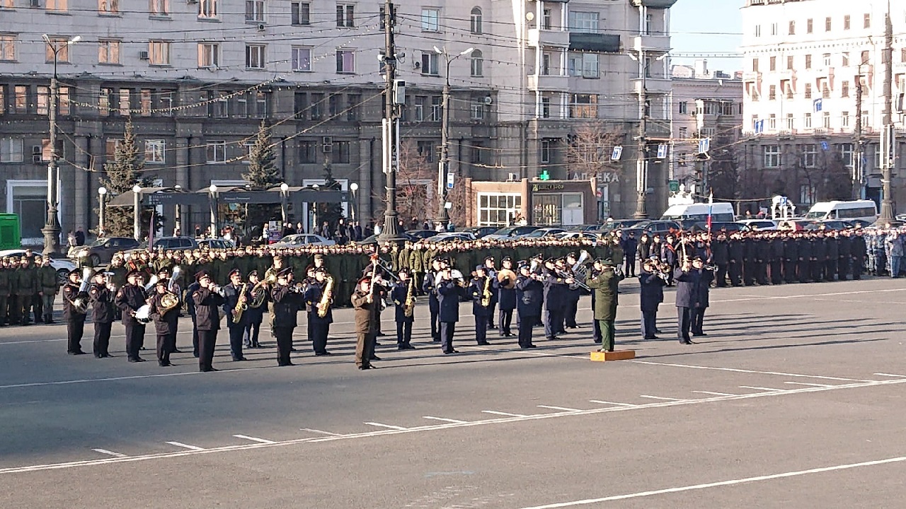 Площадь Революции в Челябинске закроют для пешеходов из-за репетиции парада Победы Площадь Революции в Челябинске закроют для пешеходов из-за репетиции парада Победы