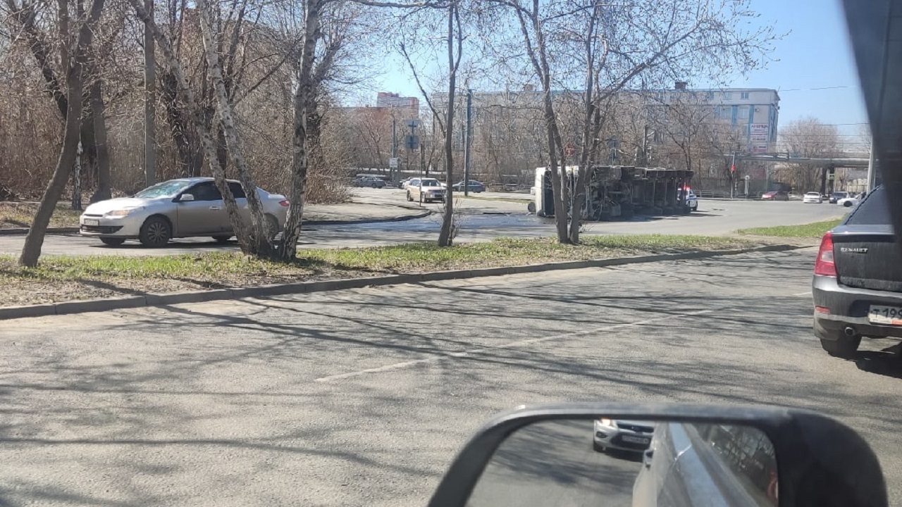 В Челябинске на дороге опрокинулась груженая фура